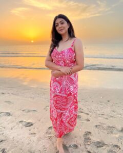 Shafaq Naaz Instagram - Tum zamana dekh lo, main idher he hoon!!