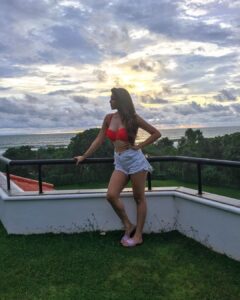 Shafaq Naaz Instagram - Need to go back to this.
Lately life has become such a mess don’t know where should I Focus first mind, health, soul or body? Phir socha let’s focus on body because when I’m in a routine I feel fresh and happy, but body Pe focus kro toh health sath nhi deti, health theek hoti hai toh mental health sath nhi deti uff so much mehnat to get these things on board together, what a chaos 🫨
Anyways so I decided to take one day at a time
And not to rush to achieve my goals toh kya huya if it’s taking time at least I’m moving.. 
bahut noise hai aas pass but you need to listen to your body, soul, mind!! 
Life is very tough my friends and so are you.  Just keep moving and that’s all it matters♥️♥️