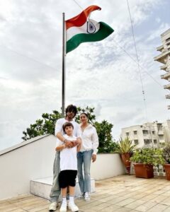 Shah Rukh Khan Instagram - Now the little one has made it a tradition. Hoisting of our beloved Tricolour and wishing everyone Happy Independence Day. Love to all and may our country, India prosper and all of us with it.