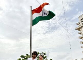 Shah Rukh Khan Instagram - Now the little one has made it a tradition. Hoisting of our beloved Tricolour and wishing everyone Happy Independence Day. Love to all and may our country, India prosper and all of us with it.