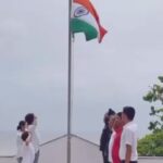 Shah Rukh Khan Instagram - Now the little one has made it a tradition. Hoisting of our beloved Tricolour and wishing everyone Happy Independence Day. Love to all and may our country, India prosper and all of us with it.