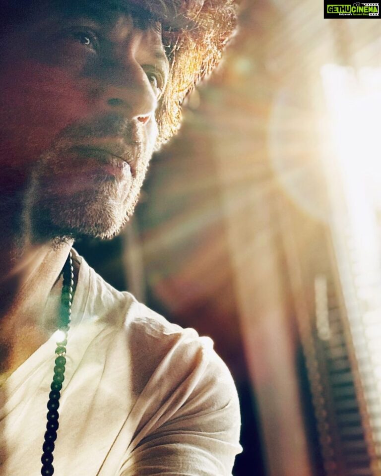 Shah Rukh Khan Instagram - The Sun is alone….it Burns….and comes out of the darkness to Shine again. Thank u all for letting the Sun shine on #Pathaan.