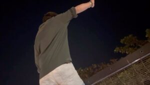 Shah Rukh Khan Instagram - Thank you for a lovely Sunday evening… sorry but I hope ki laal gaadi waalon ne apni kursi ki peti baandh li thhi. 
Book your tickets to #Pathaan and I will see you there next…

https://m.paytm.me/pathaan

https://bookmy.show/Pathaan