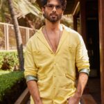 Shahid Kapoor Instagram - BLOODY sunny ☀️ Shot by: @mayank_mudnaney Makeup: @james_gladwin_ Makeup assistant: @mahendra.kanojia Hair by: @aalimhakim Hair assistant: @shahrukhshaikh9519 Jacket: @jatinmalikcouture Style by: @theanisha Dressman: @thebombaydressman Managed by: @chanchal_dsouza Digital agency: @59thparallel Security: @parvez_pzee PR agency: @think_talkies
