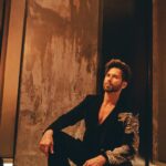 Shahid Kapoor Instagram - ROAR Shot by: @mayank_mudnaney Makeup: @james_gladwin_ Makeup assistant: @mahendra.kanojia Hair by: @aalimhakim Hair assistant: @shahrukhshaikh9519 Outfit: @gauravguptaofficial Style by: @theanisha Dressman: @thebombaydressman Managed by: @chanchal_dsouza Digital agency: @59thparallel Security: @parvez_pzee
