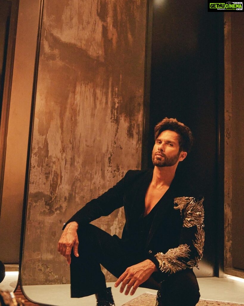 Shahid Kapoor Instagram - ROAR Shot by: @mayank_mudnaney Makeup: @james_gladwin_ Makeup assistant: @mahendra.kanojia Hair by: @aalimhakim Hair assistant: @shahrukhshaikh9519 Outfit: @gauravguptaofficial Style by: @theanisha Dressman: @thebombaydressman Managed by: @chanchal_dsouza Digital agency: @59thparallel Security: @parvez_pzee