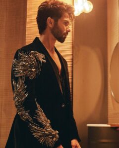 Shahid Kapoor Instagram - ROAR Shot by: @mayank_mudnaney Makeup: @james_gladwin_ Makeup assistant: @mahendra.kanojia Hair by: @aalimhakim Hair assistant: @shahrukhshaikh9519 Outfit: @gauravguptaofficial Style by: @theanisha Dressman: @thebombaydressman Managed by: @chanchal_dsouza Digital agency: @59thparallel Security: @parvez_pzee