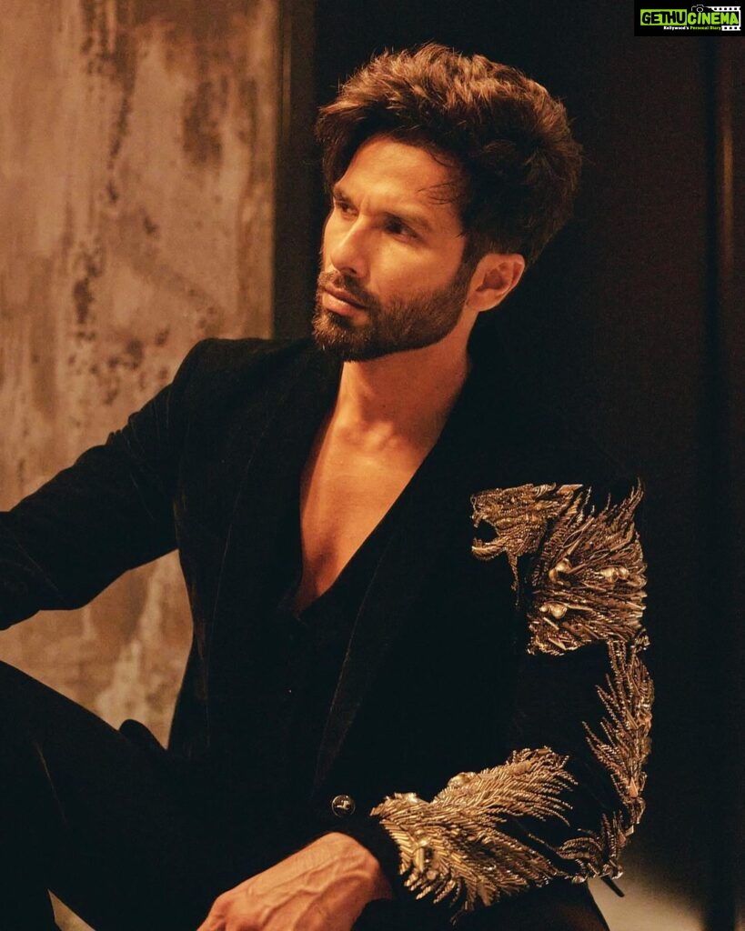Shahid Kapoor Instagram - ROAR Shot by: @mayank_mudnaney Makeup: @james_gladwin_ Makeup assistant: @mahendra.kanojia Hair by: @aalimhakim Hair assistant: @shahrukhshaikh9519 Outfit: @gauravguptaofficial Style by: @theanisha Dressman: @thebombaydressman Managed by: @chanchal_dsouza Digital agency: @59thparallel Security: @parvez_pzee