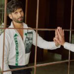 Shahid Kapoor Instagram - Mirror mirror on the wall who’s the FARZIEST of them all Shot by: @mayank_mudnaney Makeup: @james_gladwin_ Makeup assistant: @mahendra.kanojia Hair by: @aalimhakim Hair assistant: @shahrukhshaikh9519 Outfit: @ashay.newdelhi Style by: @theanisha Dress team: @thebombaydressman Managed by: @chanchal_dsouza Digital agency: @59thparallel Security: @parvez_pzee