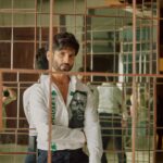 Shahid Kapoor Instagram - Mirror mirror on the wall who’s the FARZIEST of them all Shot by: @mayank_mudnaney Makeup: @james_gladwin_ Makeup assistant: @mahendra.kanojia Hair by: @aalimhakim Hair assistant: @shahrukhshaikh9519 Outfit: @ashay.newdelhi Style by: @theanisha Dress team: @thebombaydressman Managed by: @chanchal_dsouza Digital agency: @59thparallel Security: @parvez_pzee