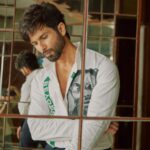 Shahid Kapoor Instagram – Mirror mirror on the wall who’s the FARZIEST of them all

Shot by: @mayank_mudnaney 
Makeup: @james_gladwin_ 
Makeup assistant: @mahendra.kanojia
Hair by: @aalimhakim
Hair assistant: @shahrukhshaikh9519 
Outfit: @ashay.newdelhi 
Style by: @theanisha 
Dress team: @thebombaydressman 
Managed by: @chanchal_dsouza 
Digital agency: @59thparallel 
Security: @parvez_pzee