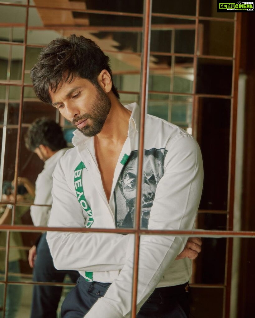 Shahid Kapoor Instagram - Mirror mirror on the wall who’s the FARZIEST of them all Shot by: @mayank_mudnaney Makeup: @james_gladwin_ Makeup assistant: @mahendra.kanojia Hair by: @aalimhakim Hair assistant: @shahrukhshaikh9519 Outfit: @ashay.newdelhi Style by: @theanisha Dress team: @thebombaydressman Managed by: @chanchal_dsouza Digital agency: @59thparallel Security: @parvez_pzee