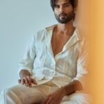 Shahid Kapoor Instagram - Feeling so “SMUG” 😄 #DaddyCool #AllWhiteEverything Shot by: @mayank_mudnaney Makeup: @james_gladwin_ Makeup assistant: @mahendra.kanojia Hair by: @aalimhakim Hair assistant: @shahrukhshaikh9519 Outfit: @jatinmalikcouture Shoes: @shutiqofficial Style by: @theanisha Dressman: @thebombaydressman Managed by: @chanchal_dsouza Digital agency: @59thparallel Security: @parvez_pzee PR agency: @think_talkies