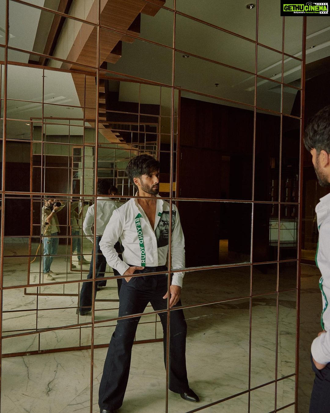 Shahid Kapoor Instagram - Mirror mirror on the wall who’s the FARZIEST of them all Shot by: @mayank_mudnaney Makeup: @james_gladwin_ Makeup assistant: @mahendra.kanojia Hair by: @aalimhakim Hair assistant: @shahrukhshaikh9519 Outfit: @ashay.newdelhi Style by: @theanisha Dress team: @thebombaydressman Managed by: @chanchal_dsouza Digital agency: @59thparallel Security: @parvez_pzee