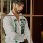 Shahid Kapoor Instagram - Mirror mirror on the wall who’s the FARZIEST of them all Shot by: @mayank_mudnaney Makeup: @james_gladwin_ Makeup assistant: @mahendra.kanojia Hair by: @aalimhakim Hair assistant: @shahrukhshaikh9519 Outfit: @ashay.newdelhi Style by: @theanisha Dress team: @thebombaydressman Managed by: @chanchal_dsouza Digital agency: @59thparallel Security: @parvez_pzee