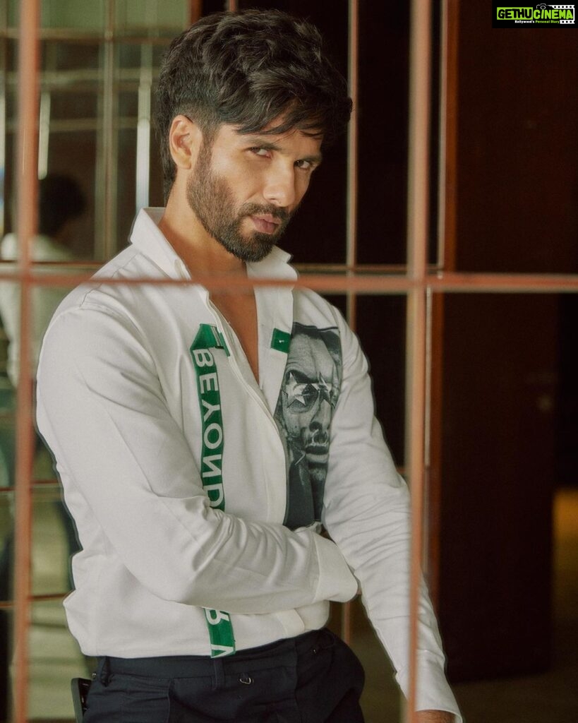 Shahid Kapoor Instagram - Mirror mirror on the wall who’s the FARZIEST of them all Shot by: @mayank_mudnaney Makeup: @james_gladwin_ Makeup assistant: @mahendra.kanojia Hair by: @aalimhakim Hair assistant: @shahrukhshaikh9519 Outfit: @ashay.newdelhi Style by: @theanisha Dress team: @thebombaydressman Managed by: @chanchal_dsouza Digital agency: @59thparallel Security: @parvez_pzee