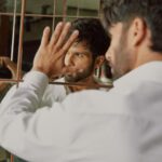 Shahid Kapoor Instagram - Mirror mirror on the wall who’s the FARZIEST of them all Shot by: @mayank_mudnaney Makeup: @james_gladwin_ Makeup assistant: @mahendra.kanojia Hair by: @aalimhakim Hair assistant: @shahrukhshaikh9519 Outfit: @ashay.newdelhi Style by: @theanisha Dress team: @thebombaydressman Managed by: @chanchal_dsouza Digital agency: @59thparallel Security: @parvez_pzee