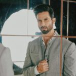 Shahid Kapoor Instagram – Mai फ ko फrzi bolta hu…

Shot by: @mayank_mudnaney 
Makeup: @james_gladwin_ 
Makeup assistant: @mahendra.kanojia
Hair by: @aalimhakim
Hair assistant: @shahrukhshaikh9519 
Outfit: @ashay.newdelhi 
Style by: @theanisha 
Dress team: @thebombaydressman 
Managed by: @chanchal_dsouza 
Digital agency: @59thparallel 
Security: @parvez_pzee