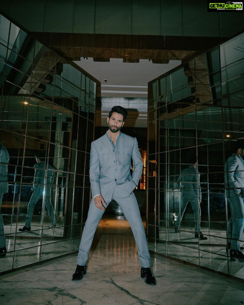 Shahid Kapoor Instagram - Mai फ ko फrzi bolta hu… Shot by: @mayank_mudnaney Makeup: @james_gladwin_ Makeup assistant: @mahendra.kanojia Hair by: @aalimhakim Hair assistant: @shahrukhshaikh9519 Outfit: @ashay.newdelhi Style by: @theanisha Dress team: @thebombaydressman Managed by: @chanchal_dsouza Digital agency: @59thparallel Security: @parvez_pzee