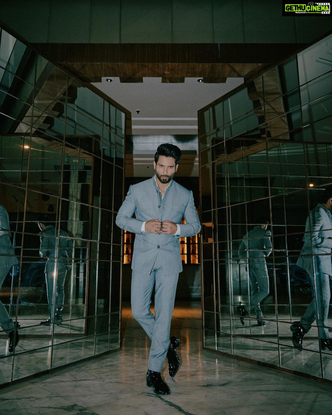 Shahid Kapoor Instagram - Mai फ ko फrzi bolta hu… Shot by: @mayank_mudnaney Makeup: @james_gladwin_ Makeup assistant: @mahendra.kanojia Hair by: @aalimhakim Hair assistant: @shahrukhshaikh9519 Outfit: @ashay.newdelhi Style by: @theanisha Dress team: @thebombaydressman Managed by: @chanchal_dsouza Digital agency: @59thparallel Security: @parvez_pzee