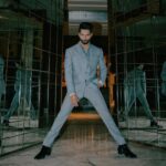 Shahid Kapoor Instagram - Mai फ ko फrzi bolta hu… Shot by: @mayank_mudnaney Makeup: @james_gladwin_ Makeup assistant: @mahendra.kanojia Hair by: @aalimhakim Hair assistant: @shahrukhshaikh9519 Outfit: @ashay.newdelhi Style by: @theanisha Dress team: @thebombaydressman Managed by: @chanchal_dsouza Digital agency: @59thparallel Security: @parvez_pzee
