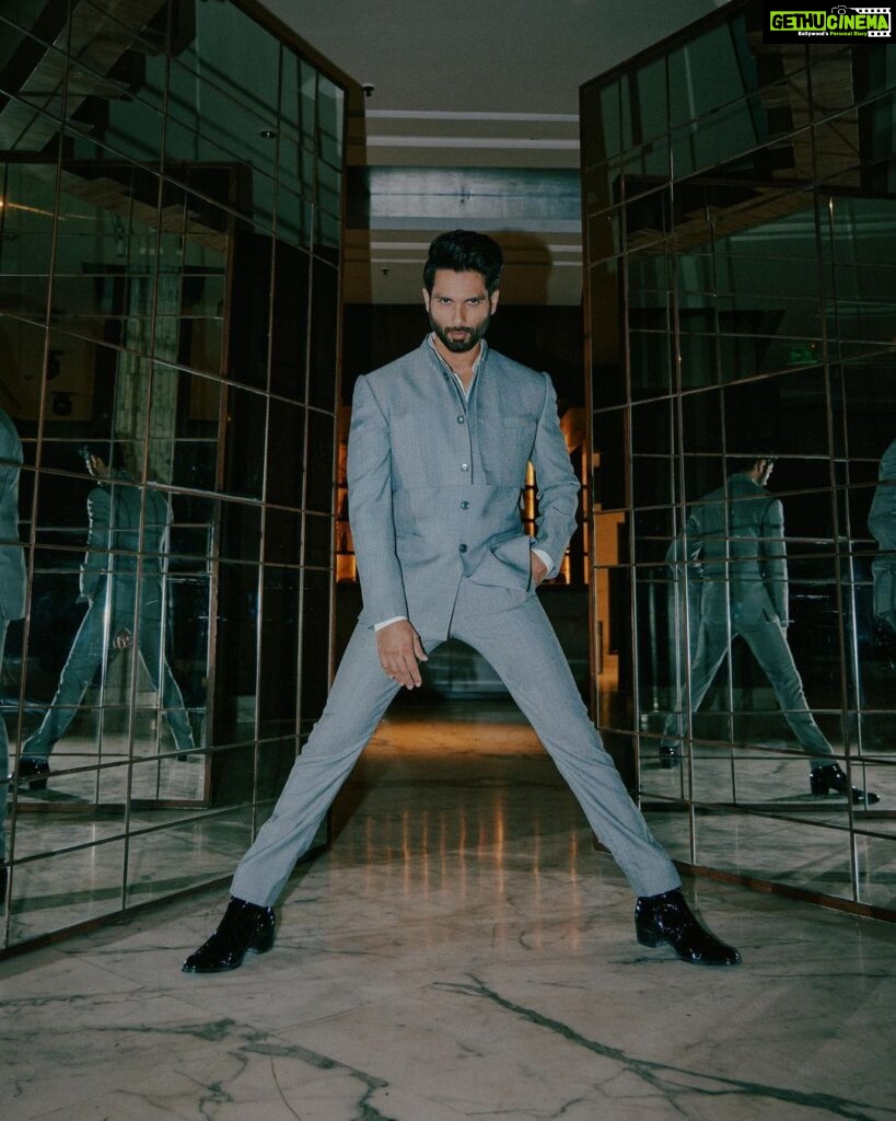 Shahid Kapoor Instagram - Mai फ ko फrzi bolta hu… Shot by: @mayank_mudnaney Makeup: @james_gladwin_ Makeup assistant: @mahendra.kanojia Hair by: @aalimhakim Hair assistant: @shahrukhshaikh9519 Outfit: @ashay.newdelhi Style by: @theanisha Dress team: @thebombaydressman Managed by: @chanchal_dsouza Digital agency: @59thparallel Security: @parvez_pzee