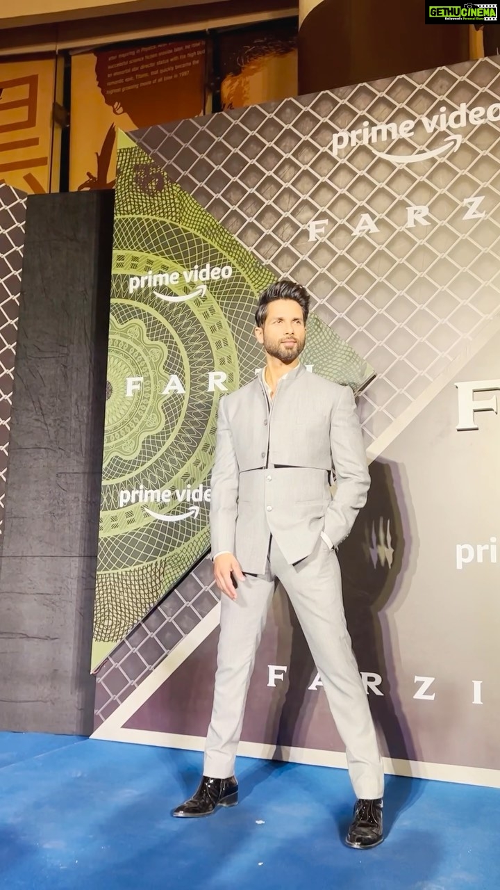 Shahid Kapoor Instagram - Thatโs all you get to see here.. show toh @primevideoin par hi dekhna padega ๐ #Farzi now streaming โ๐ผ