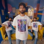 Shahid Kapoor Instagram - “Sabko sab pata hai” 😂😜 Farzi releasing on @primevideoin! Let’s gooo 🤑💸 @rajanddk @kaykaymenon02 @raashiikhanna @itssmeamol @bhuvanarora27 @mensit @iamsumankumar @d2r_films