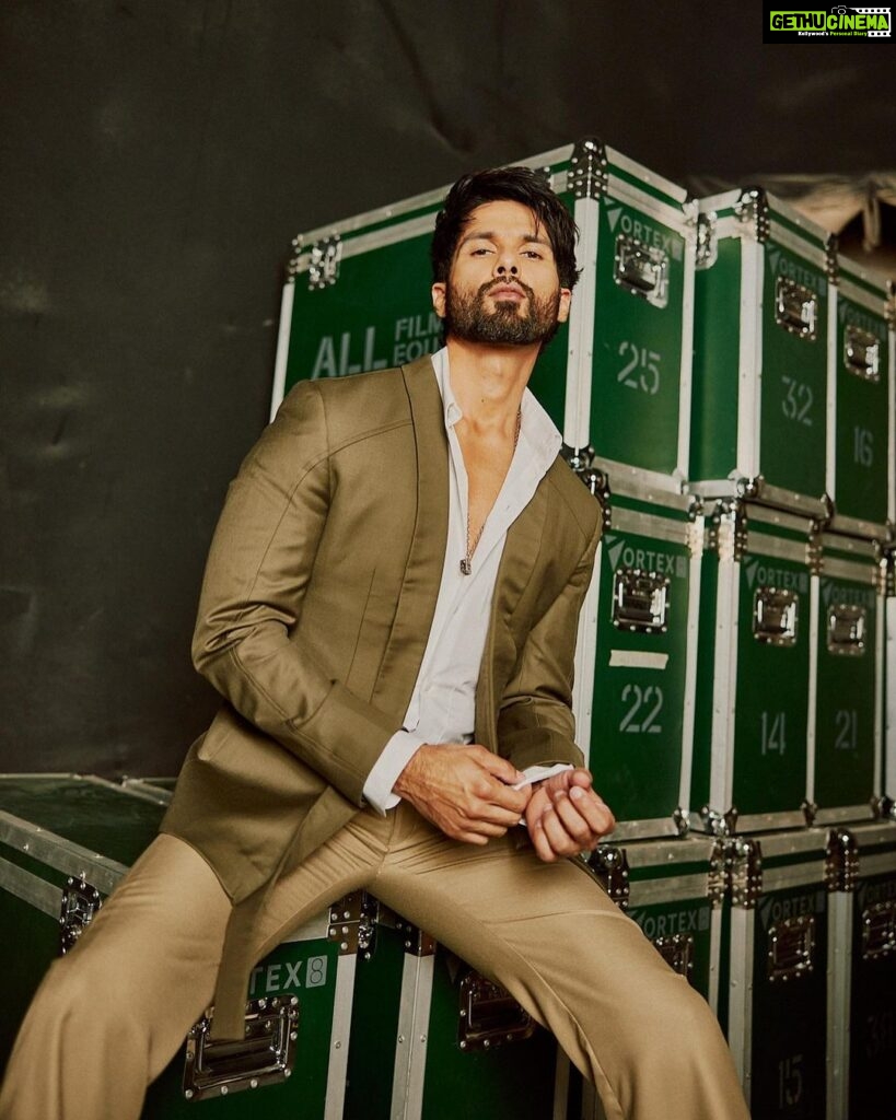 Shahid Kapoor Instagram - White collar criminal 😎 Shot by: @mayank_mudnaney Makeup: @james_gladwin_ Makeup assistant: @mahendra.kanojia Hair by: @aalimhakim Hair assistant: @shahrukhshaikh9519 Outfit: @ashay.newdelhi Style by: @theanisha Dress team: @thebombaydressman Managed by: @chanchal_dsouza Digital agency: @59thparallel Security: @parvez_pzee