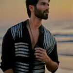 Shahid Kapoor Instagram - ☀️ aur Sunny Shot by: @mayank_mudnaney Makeup: @james_gladwin_ Makeup assistant: @mahendra.kanojia Hair by: @aalimhakim Hair assistant: @shahrukhshaikh9519 Outfit: @divyammehta Style by: @theanisha Dress team: @thebombaydressman Managed by: @chanchal_dsouza Digital agency: @59thparallel Security: @parvez_pzee