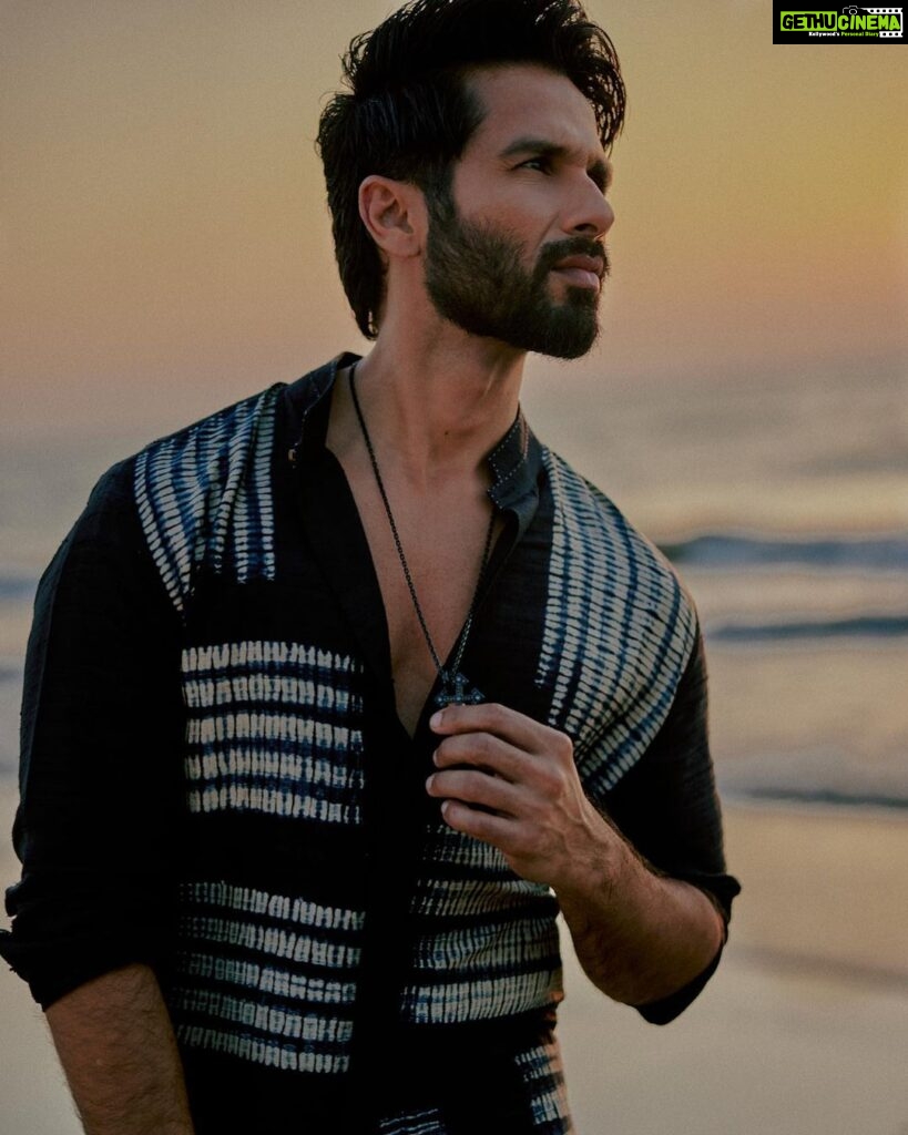 Shahid Kapoor Instagram - ☀️ aur Sunny Shot by: @mayank_mudnaney Makeup: @james_gladwin_ Makeup assistant: @mahendra.kanojia Hair by: @aalimhakim Hair assistant: @shahrukhshaikh9519 Outfit: @divyammehta Style by: @theanisha Dress team: @thebombaydressman Managed by: @chanchal_dsouza Digital agency: @59thparallel Security: @parvez_pzee