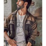Shahid Kapoor Instagram - Pehchan Con? #Farzi Shot by: @mayank_mudnaney Makeup: @james_gladwin_ Makeup assistant: @mahendra.kanojia Hair by: @aalimhakim Hair assistant: @shahrukhshaikh9519 Style by: @theanisha Dress team: @thebombaydressman Managed by: @chanchal_dsouza Digital agency: @59thparallel Security: @parvez_pzee
