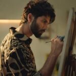 Shahid Kapoor Instagram - Naya saal Naya maal 🎥 #Farzi @rajanddk #FarziOnPrime #ArtistTohArtistHotaHai