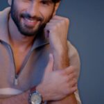Shahid Kapoor Instagram – What I love about the festive season is that Christmas lights are shining everywhere, just like my new Tommy Hilfiger watch. Have you got yours yet?

 #TommyHilfigerWatches #TommyHilfiger #Watches #Fun #Trending #Fashion