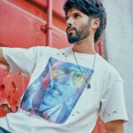 Shahid Kapoor Instagram - Just hanging around Shot by: @mayank_mudnaney Makeup: @james_gladwin_ Makeup assistant: @mahendra.kanojia Hair by: @aalimhakim Hair assistant: @shahrukhshaikh9519 Style by: @theanisha Dress team: @thebombaydressman Managed by: @chanchal_dsouza Digital agency: @59thparallel Security: @parvez_pzee
