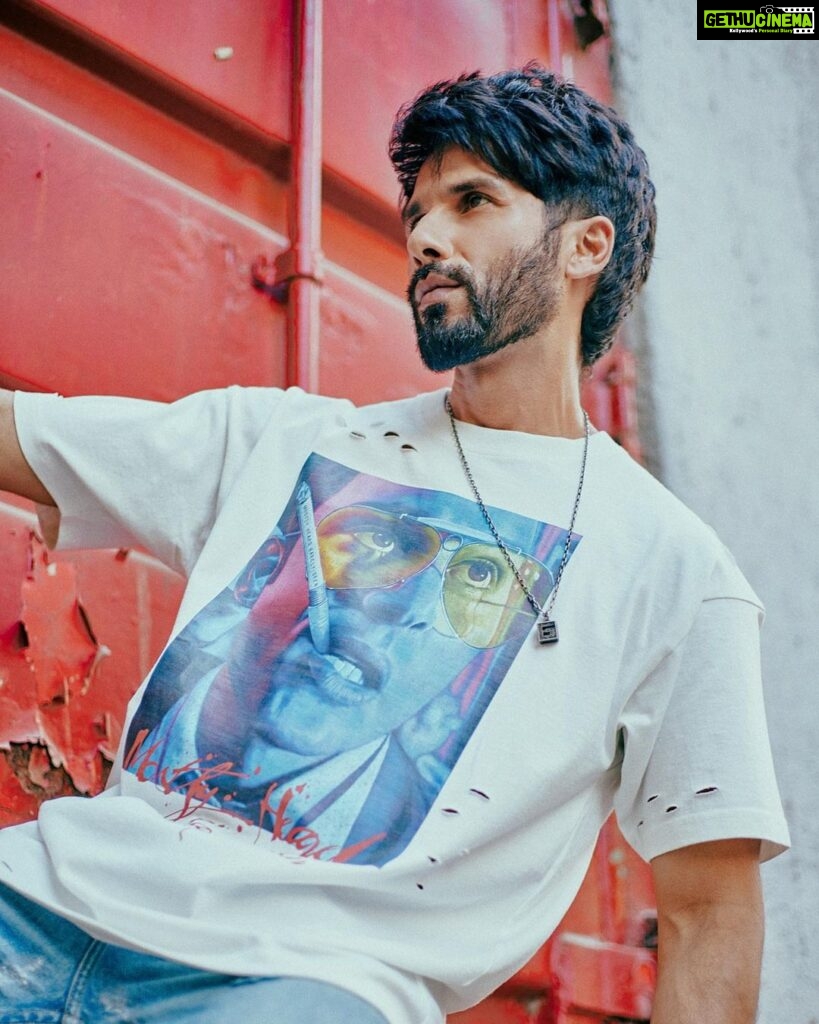 Shahid Kapoor Instagram - Just hanging around Shot by: @mayank_mudnaney Makeup: @james_gladwin_ Makeup assistant: @mahendra.kanojia Hair by: @aalimhakim Hair assistant: @shahrukhshaikh9519 Style by: @theanisha Dress team: @thebombaydressman Managed by: @chanchal_dsouza Digital agency: @59thparallel Security: @parvez_pzee