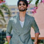 Shahid Kapoor Instagram - The sun is shining and it’s BLOODY daddy time. Shot by: @mayank_mudnaney Makeup: @james_gladwin_ Makeup assistant: @mahendra.kanojia Hair by: @aalimhakim Hair assistant: @shahrukhshaikh9519 Outfit: @osmanabdulrazak Shoes: @shutiqofficial Style by: @theanisha Dressman: @thebombaydressman Managed by: @chanchal_dsouza Digital agency: @59thparallel Security: @parvez_pzee PR agency: @think_talkies