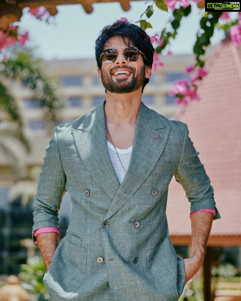 Shahid Kapoor Instagram - The sun is shining and it’s BLOODY daddy time. Shot by: @mayank_mudnaney Makeup: @james_gladwin_ Makeup assistant: @mahendra.kanojia Hair by: @aalimhakim Hair assistant: @shahrukhshaikh9519 Outfit: @osmanabdulrazak Shoes: @shutiqofficial Style by: @theanisha Dressman: @thebombaydressman Managed by: @chanchal_dsouza Digital agency: @59thparallel Security: @parvez_pzee PR agency: @think_talkies
