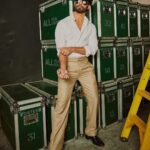 Shahid Kapoor Instagram – White collar criminal 😎

Shot by: @mayank_mudnaney 
Makeup: @james_gladwin_ 
Makeup assistant: @mahendra.kanojia 
Hair by: @aalimhakim
Hair assistant: @shahrukhshaikh9519
Outfit: @ashay.newdelhi 
Style by: @theanisha 
Dress team: @thebombaydressman 
Managed by: @chanchal_dsouza 
Digital agency: @59thparallel 
Security: @parvez_pzee