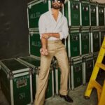 Shahid Kapoor Instagram - White collar criminal 😎 Shot by: @mayank_mudnaney Makeup: @james_gladwin_ Makeup assistant: @mahendra.kanojia Hair by: @aalimhakim Hair assistant: @shahrukhshaikh9519 Outfit: @ashay.newdelhi Style by: @theanisha Dress team: @thebombaydressman Managed by: @chanchal_dsouza Digital agency: @59thparallel Security: @parvez_pzee