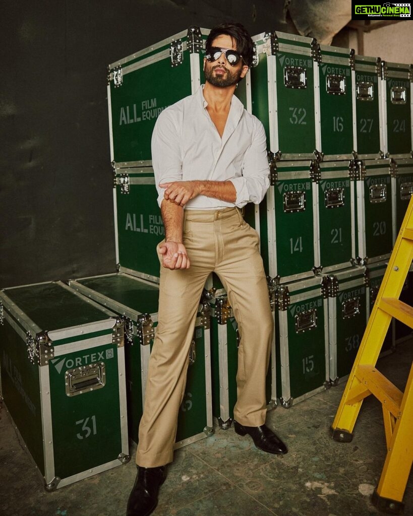 Shahid Kapoor Instagram - White collar criminal 😎 Shot by: @mayank_mudnaney Makeup: @james_gladwin_ Makeup assistant: @mahendra.kanojia Hair by: @aalimhakim Hair assistant: @shahrukhshaikh9519 Outfit: @ashay.newdelhi Style by: @theanisha Dress team: @thebombaydressman Managed by: @chanchal_dsouza Digital agency: @59thparallel Security: @parvez_pzee