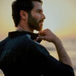 Shahid Kapoor Instagram - ☀️ aur Sunny Shot by: @mayank_mudnaney Makeup: @james_gladwin_ Makeup assistant: @mahendra.kanojia Hair by: @aalimhakim Hair assistant: @shahrukhshaikh9519 Outfit: @divyammehta Style by: @theanisha Dress team: @thebombaydressman Managed by: @chanchal_dsouza Digital agency: @59thparallel Security: @parvez_pzee