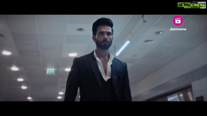 Shahid Kapoor Instagram - One hell of a BLOODY night… Trailer out now! #BloodyDaddy Watch #BloodyDaddyOnJioCinema, streaming free on 9th June! @aliabbaszafar @ihimanshumehra #JyotiDeshpande @sunirkheterpal @gauravbose_vermillion @officialjiostudios @officialjiocinema @aazfilms @offsideent @thevermillionworld @dianapenty @sanjaykapoor2500 @ronitboseroy @simplyrajeev @vivanbhathena_official @zeishanquadri83 @ankurbhatia @mukeshsbhatt @iamsartaajkakkar @thewriterbasu @siddharthgarima @timesmusichub