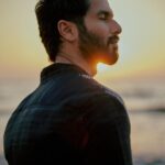 Shahid Kapoor Instagram - ☀️ aur Sunny Shot by: @mayank_mudnaney Makeup: @james_gladwin_ Makeup assistant: @mahendra.kanojia Hair by: @aalimhakim Hair assistant: @shahrukhshaikh9519 Outfit: @divyammehta Style by: @theanisha Dress team: @thebombaydressman Managed by: @chanchal_dsouza Digital agency: @59thparallel Security: @parvez_pzee