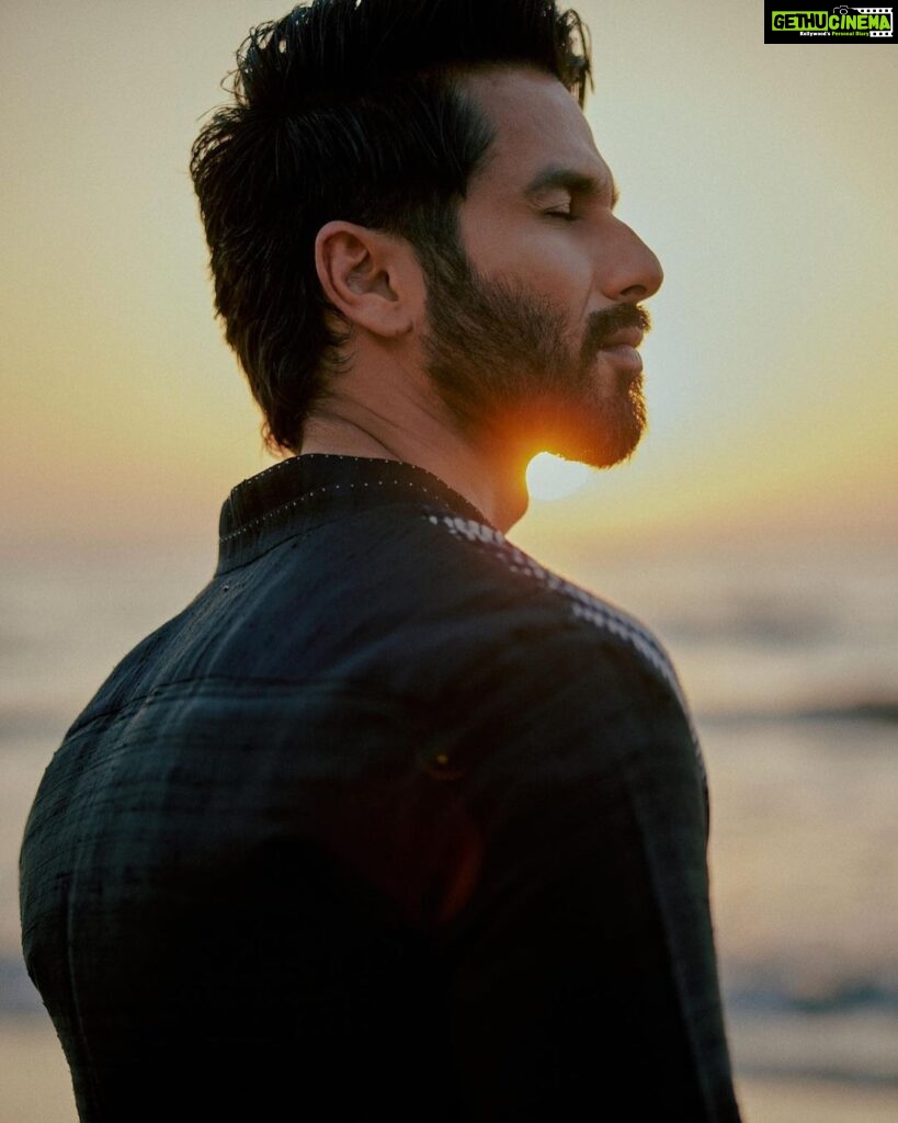 Shahid Kapoor Instagram - ☀️ aur Sunny Shot by: @mayank_mudnaney Makeup: @james_gladwin_ Makeup assistant: @mahendra.kanojia Hair by: @aalimhakim Hair assistant: @shahrukhshaikh9519 Outfit: @divyammehta Style by: @theanisha Dress team: @thebombaydressman Managed by: @chanchal_dsouza Digital agency: @59thparallel Security: @parvez_pzee