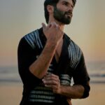 Shahid Kapoor Instagram - ☀️ aur Sunny Shot by: @mayank_mudnaney Makeup: @james_gladwin_ Makeup assistant: @mahendra.kanojia Hair by: @aalimhakim Hair assistant: @shahrukhshaikh9519 Outfit: @divyammehta Style by: @theanisha Dress team: @thebombaydressman Managed by: @chanchal_dsouza Digital agency: @59thparallel Security: @parvez_pzee