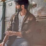 Shahid Kapoor Instagram - Pehchan Con? #Farzi Shot by: @mayank_mudnaney Makeup: @james_gladwin_ Makeup assistant: @mahendra.kanojia Hair by: @aalimhakim Hair assistant: @shahrukhshaikh9519 Style by: @theanisha Dress team: @thebombaydressman Managed by: @chanchal_dsouza Digital agency: @59thparallel Security: @parvez_pzee
