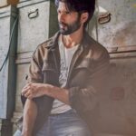 Shahid Kapoor Instagram - Pehchan Con? #Farzi Shot by: @mayank_mudnaney Makeup: @james_gladwin_ Makeup assistant: @mahendra.kanojia Hair by: @aalimhakim Hair assistant: @shahrukhshaikh9519 Style by: @theanisha Dress team: @thebombaydressman Managed by: @chanchal_dsouza Digital agency: @59thparallel Security: @parvez_pzee