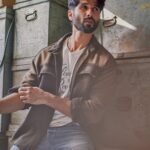 Shahid Kapoor Instagram - Pehchan Con? #Farzi Shot by: @mayank_mudnaney Makeup: @james_gladwin_ Makeup assistant: @mahendra.kanojia Hair by: @aalimhakim Hair assistant: @shahrukhshaikh9519 Style by: @theanisha Dress team: @thebombaydressman Managed by: @chanchal_dsouza Digital agency: @59thparallel Security: @parvez_pzee