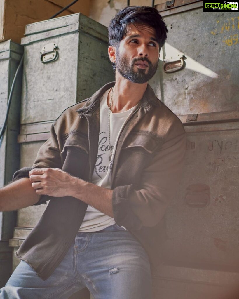 Shahid Kapoor Instagram - Pehchan Con? #Farzi Shot by: @mayank_mudnaney Makeup: @james_gladwin_ Makeup assistant: @mahendra.kanojia Hair by: @aalimhakim Hair assistant: @shahrukhshaikh9519 Style by: @theanisha Dress team: @thebombaydressman Managed by: @chanchal_dsouza Digital agency: @59thparallel Security: @parvez_pzee